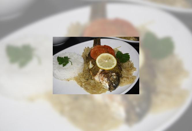 Dorade farcie au four, au riz et aux oignons