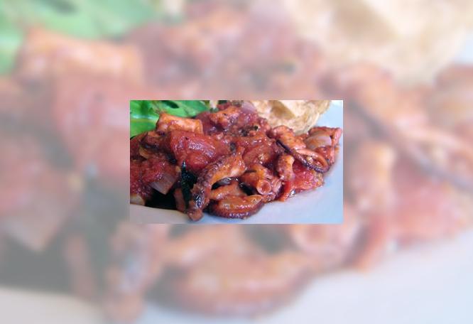 Poulpe avec la sauce de tomate